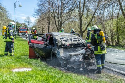 Opel auf S 221 vollständig ausgebrannt - 