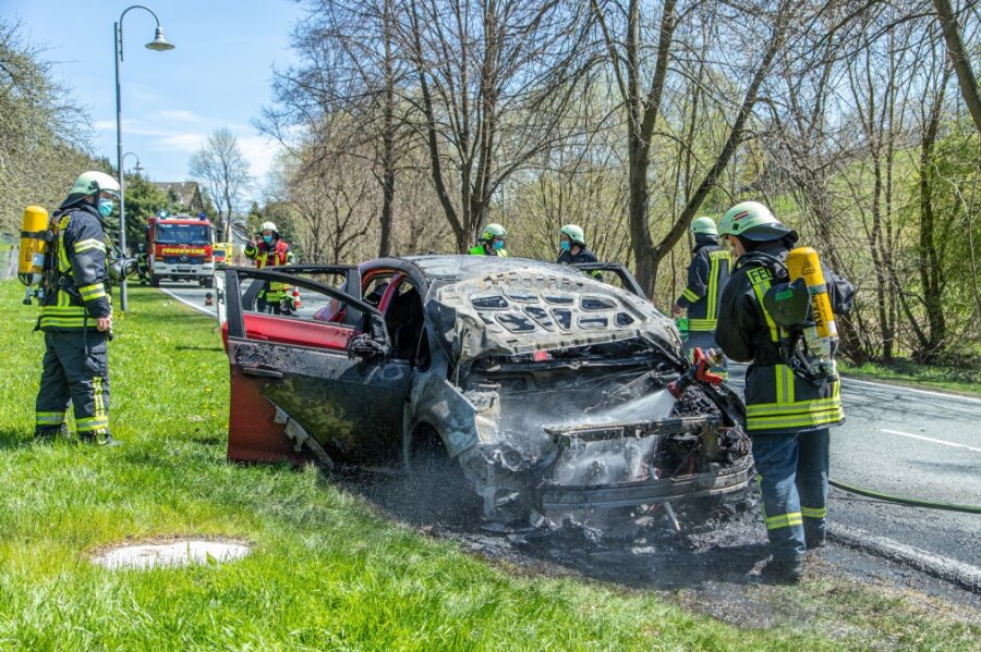 Opel auf S 221 vollständig ausgebrannt