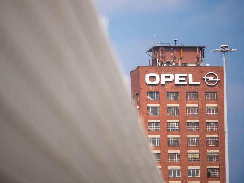 Opel-Betriebsrat stimmt auf Konflikt um Betriebsrenten ein -  
          Der historische Opelturm steht hinter einem Zaun auf dem Werksgelände von Opel.