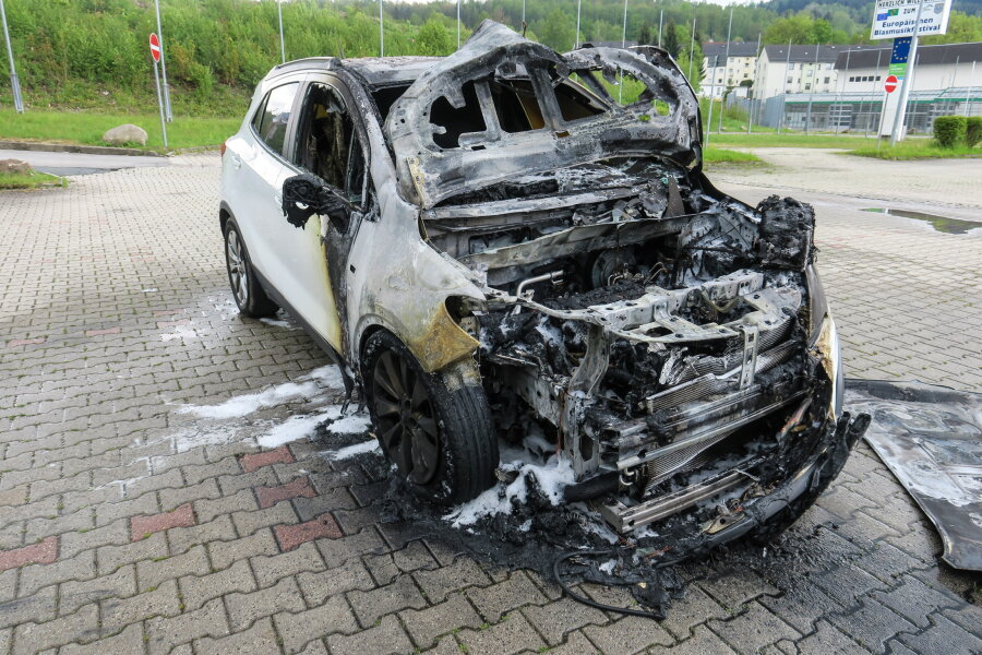 Opel brennt auf Parkplatz aus - 