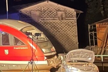 Am unbeschrankten Bahnübergang Nennigmühle ist es am Freitagabend zu einem Unfall gekommen. Der Fahrer des Opel beachtete laut Polizei nicht ausreichend den Vorrang des Triebwagens. 