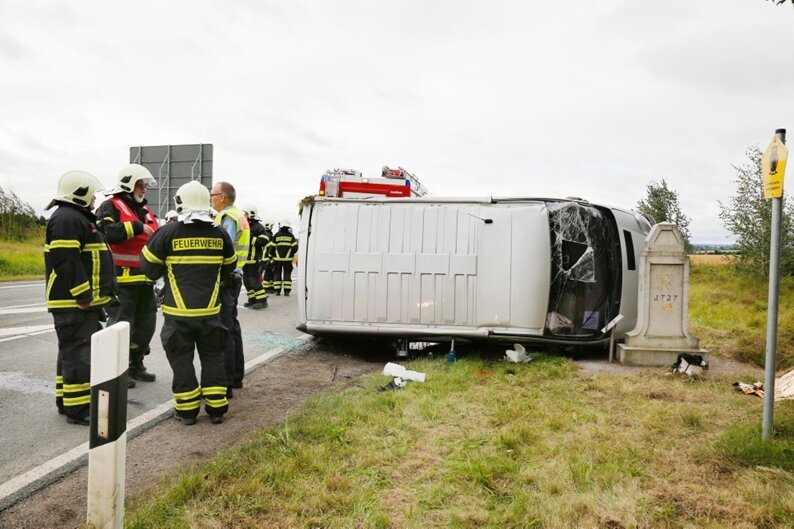 Opel-Fahrer stirbt bei Berbersdorf - Ein Opel-Fahrer verlor am Mittwochmorgen sein Leben, als er mit dem Fahrzeug auf der S 34 offenbar aus der Kurve geraten war..