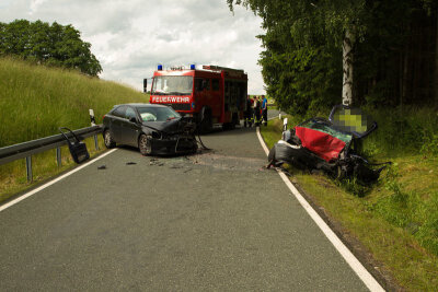 Opel-Fahrerin bei Unfall nahe Brand-Erbisdorf in Auto eingeklemmt - Bei einem Unfall nahe Brand-Erbisdorf kollidierten ein Opel und ein Mitsubishi frontal.