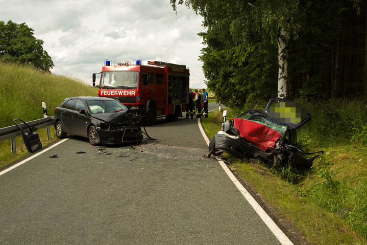 Opel-Fahrerin bei Unfall nahe Brand-Erbisdorf in Auto eingeklemmt - Bei einem Unfall nahe Brand-Erbisdorf kollidierten ein Opel und ein Mitsubishi frontal.