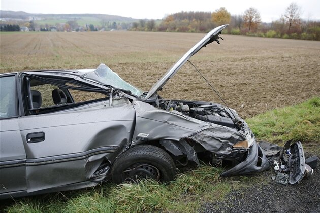 Opel-Fahrerin nach Unfall bei Kaufungen verletzt - 