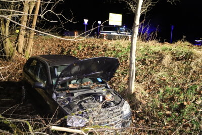 Opel gerät in Seitengraben: 85-Jähriger in Breitenbrunn verletzt - 