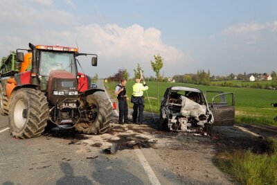 Opel kollidert mit Traktor zwischen Chursdorf und Tauscha - Ein Opel kollidierte am Samstag auf der S 57 bei Penig mit einem Traktor.
