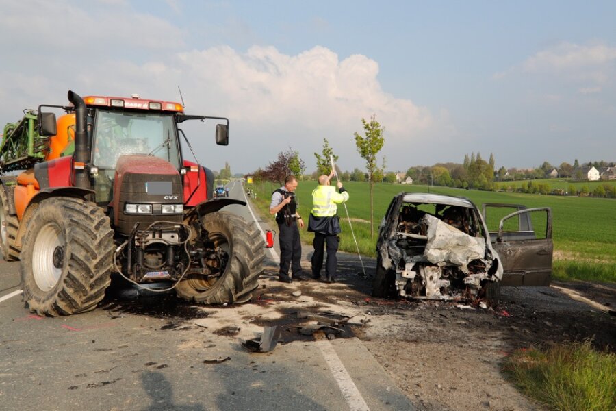 Opel kollidert mit Traktor zwischen Chursdorf und Tauscha - Ein Opel kollidierte am Samstag auf der S 57 bei Penig mit einem Traktor.