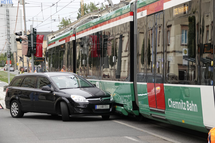 Opel kollidiert mit Straßenbahn - 