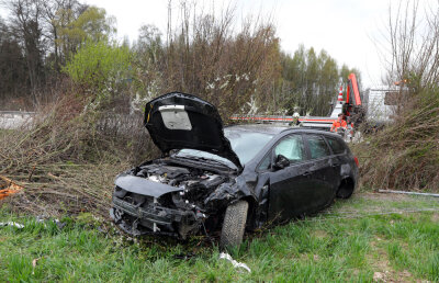 Opel kommt von Autobahn ab - drei Verletzte - 