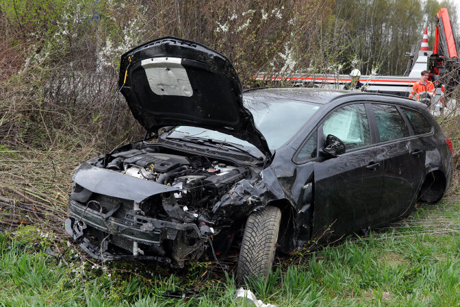 Opel kommt von Autobahn ab - drei Verletzte - 