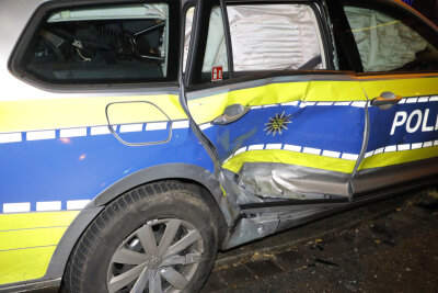Opel kracht in Streifenwagen - Polizei sucht Zeugen - 