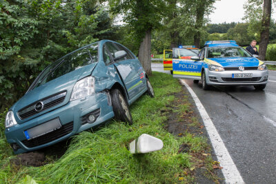 Opel landet im Graben - 