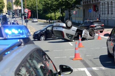 Opel landet nach Kollision auf dem Dach - Zwei Schwerverletzte - 