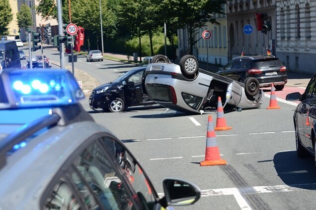 Opel landet nach Kollision auf dem Dach - Zwei Schwerverletzte - 