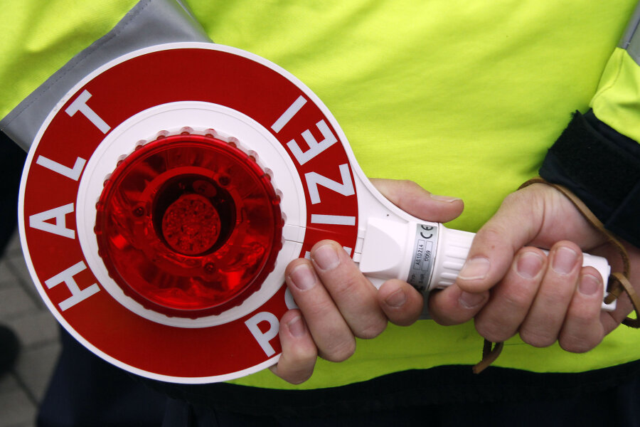 Opel ohne Kennzeichen fährt hupend an Polizeikontrolle vorbei - 