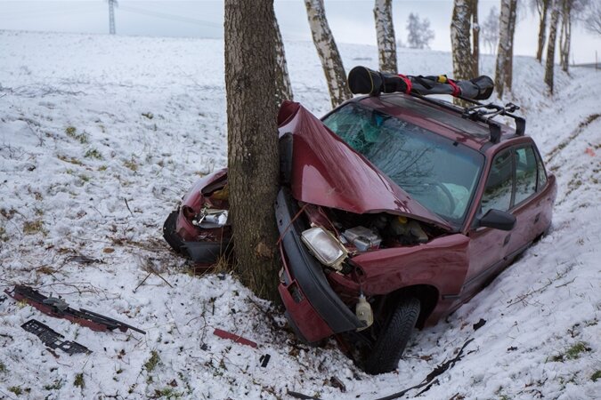 Opel prallt auf B 95 gegen Baum - Zwei Verletzte - 