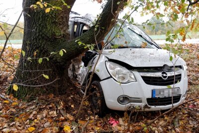 Opel prallt bei Lunzenau gegen Baum: 24-jährige Fahrerin stirbt - Eine 24-jährige Autofahrerin ist am Freitagmittag bei einem Unfall auf der Ortsverbindungsstraße zwischen Burgstädt und dem Lunzenauer Ortsteil Cossen gestorben.