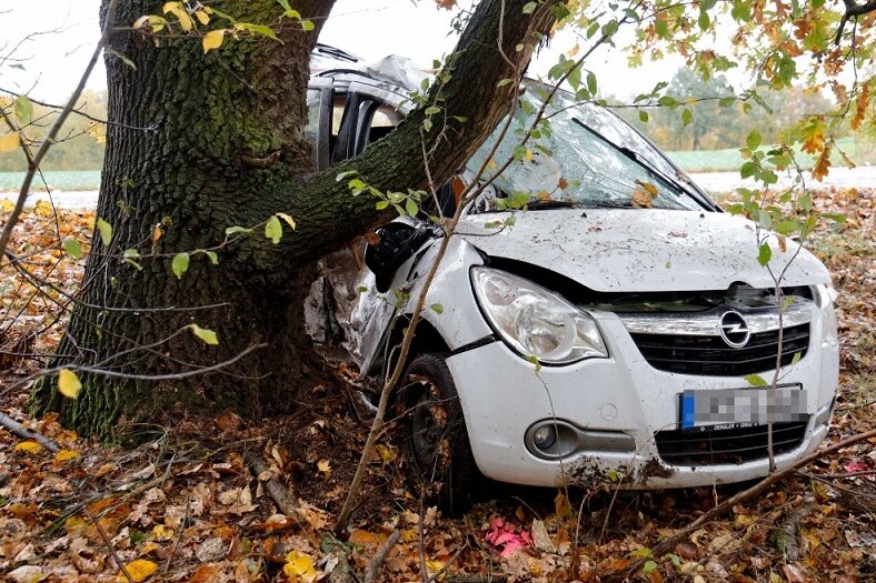 Opel prallt bei Lunzenau gegen Baum: 24-jährige Fahrerin stirbt - Eine 24-jährige Autofahrerin ist am Freitagmittag bei einem Unfall auf der Ortsverbindungsstraße zwischen Burgstädt und dem Lunzenauer Ortsteil Cossen gestorben.