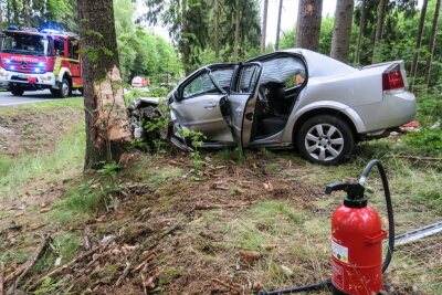 Opel prallt gegen Bäume - Fahrerin schwer verletzt - Auf der S270 ist am Samstagabend ein Opel von der Fahrbahn abgekommen und gegen mehrere Bäume geprallt.