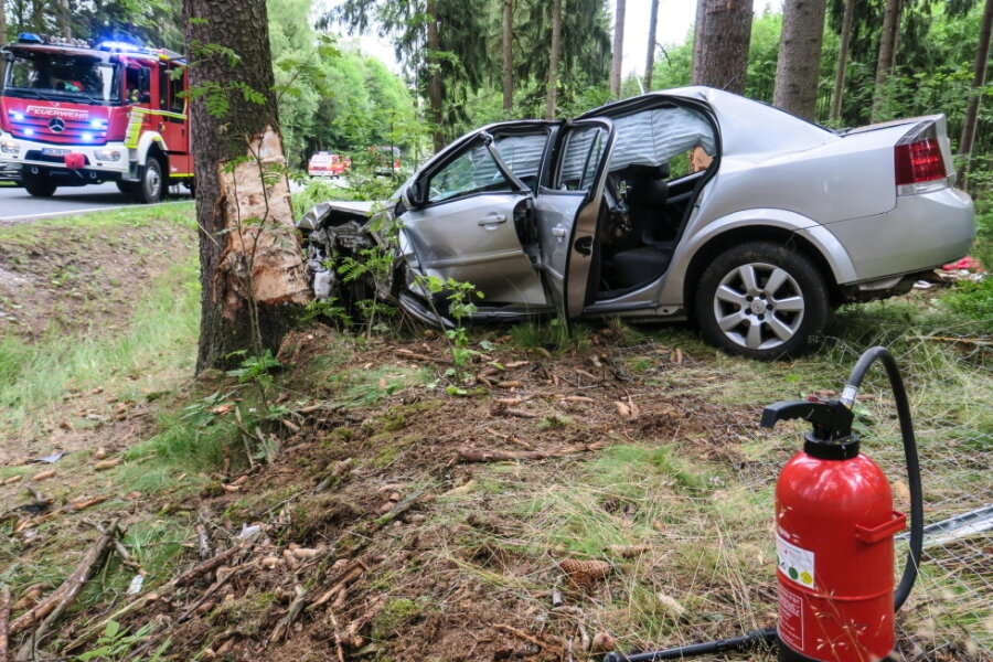 Opel prallt gegen Bäume - Fahrerin schwer verletzt - Auf der S270 ist am Samstagabend ein Opel von der Fahrbahn abgekommen und gegen mehrere Bäume geprallt.