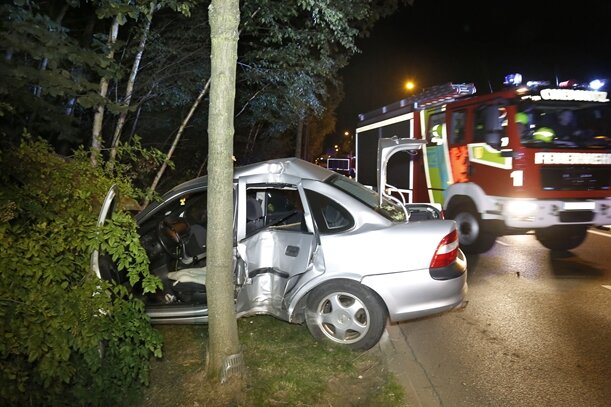 Opel prallt gegen Baum: 21-jähriger Fahrer eingeklemmt - 