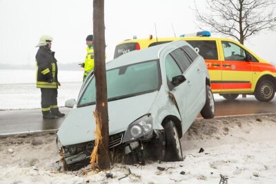Opel prallt gegen Baum - Fahrerin verletzt - 