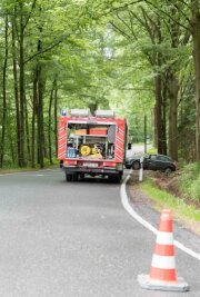 Opel stößt gegen Telefonmast - Die Freiwilligen Feuerwehren Neukirchen und Hirschfeld sicherten die Unfallstelle. 