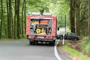 Opel stößt gegen Telefonmast - Die Freiwilligen Feuerwehren Neukirchen und Hirschfeld sicherten die Unfallstelle. 