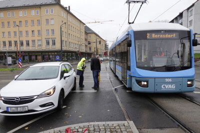 Opel stößt mit Straßenbahn zusammen - 
