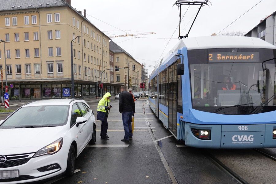 Opel stößt mit Straßenbahn zusammen - 