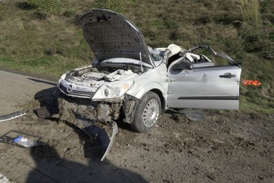 Opel überschlägt sich auf A 72: Fahrerin verletzt - 