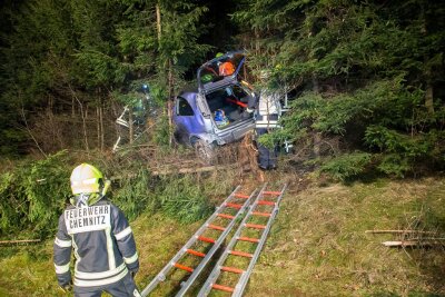 Opelfahrerin bei Unfall auf B174 schwer verletzt - Der Opel blieb zwischen zwei Bäumen stecken.