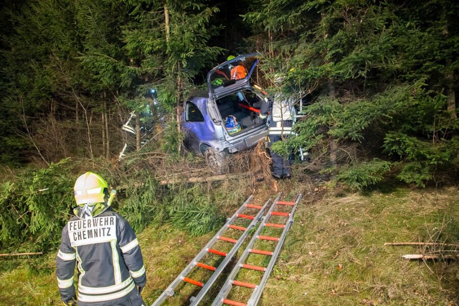 Opelfahrerin bei Unfall auf B174 schwer verletzt - Der Opel blieb zwischen zwei Bäumen stecken.