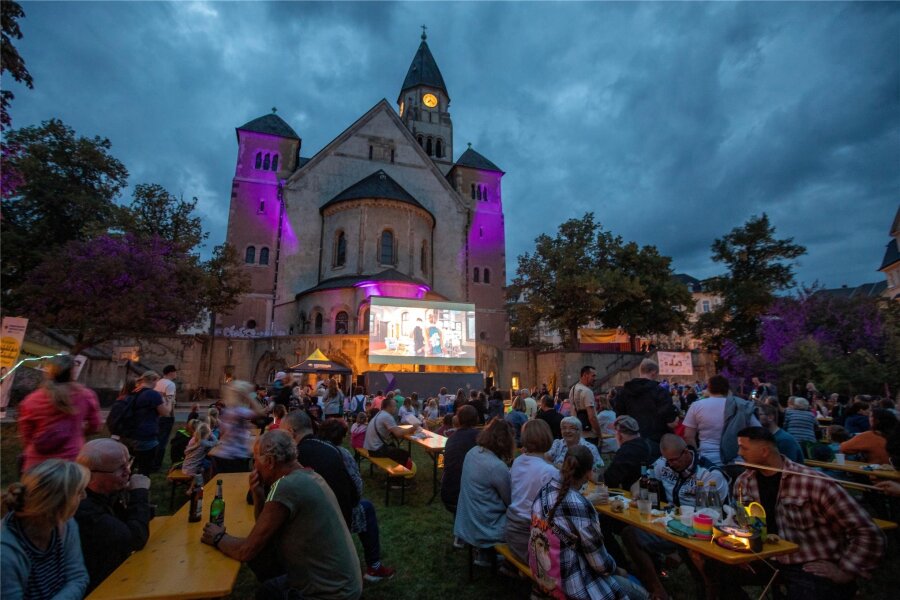Open-Air-Filmabend krönt Herbstfest in Haselbrunn - In entspannter Atmosphäre kamen am Freitagabend die Haselbrunner an der Markuskirche zusammen.