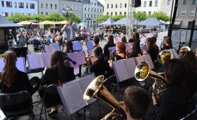 Open-Air-Konzert auf Oelsnitzer Marktplatz: Musikalischer Nachwuchs begeistert - 