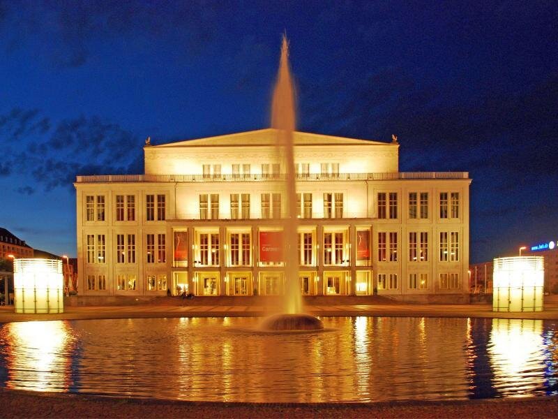 Oper Leipzig hält an Katharina Wagners «Lohengrin» fest -  
          Blick auf das Opernhaus Leipzig.