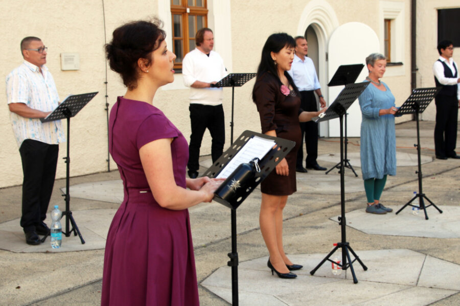 Opernchor gibt erstes öffentliches Konzert seit Monaten - Mitglieder des Opernchors des Mittelsächsischen Theaters beim Auftritt im Freiberger Schlosshof.