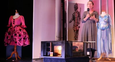 Operndirektor präsentiert seine letzte große Regiearbeit - Ausstatterin Andrea Eisensee präsentierte zur Matinee die Kostüme und das Bühnenbild-Modell. 