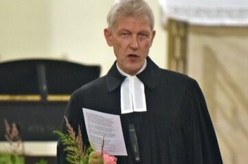 Opernkarten und erlesene Speisen zum Abschied - Pfarrer Ehrenfried Krüger bei seiner Verabschiedung in den beruflichen Ruhestand. 