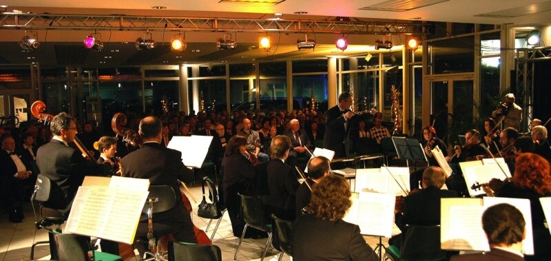 Opernkonzert für soziales Engagement - 
              <p class="artikelinhalt">Konzert im Autohaus: Zuhörer lauschen den Tönen der Erzgebirgsphilharmonie. </p>
            