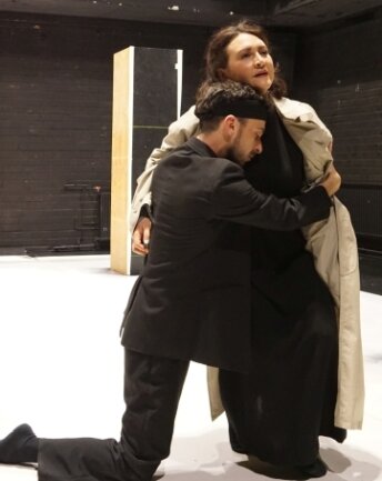 Opernpremiere mit einem Abschied - Sängerin Leonora Weiß-del Rio und Tänzer Lorenzo Malisan bei einer Probe zum Operneinakter "Die menschliche Stimme" in Freiberg. 