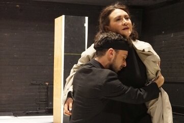 Opernpremiere mit einem Abschied - Sängerin Leonora Weiß-del Rio und Tänzer Lorenzo Malisan bei einer Probe zum Operneinakter "Die menschliche Stimme" in Freiberg. 