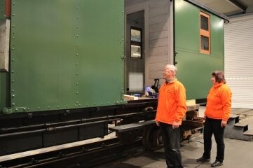 "Opernwagen" kehrt bald zurück - Die Bahnfreunde Hans-Dieter und Bettina Dippmann begutachten das Fahrzeug in der Marienberger Bahnwerkstatt. 