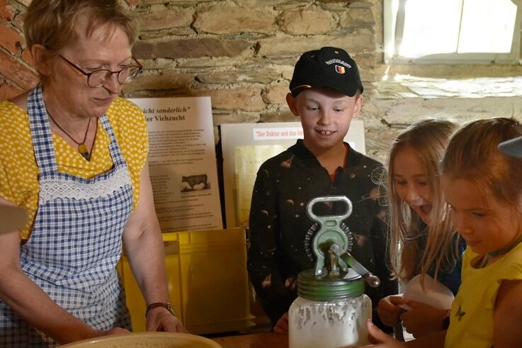 Optimismus im Museum: "Wir sind wieder da!" - Pädagogische Angebote für Kinder - hier beim Buttern mit Ina Skerswetat in Eubabrunn im vergangenen Jahr - gehören zu den Perlen des Freilichtmuseums. Eine neue Publikation gibt Interessierten einen Überblick.