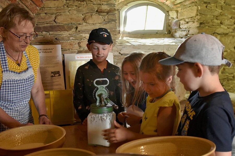 Pädagogische Angebote für Kinder - hier beim Buttern mit Ina Skerswetat in Eubabrunn im vergangenen Jahr - gehören zu den Perlen des Freilichtmuseums. Eine neue Publikation gibt Interessierten einen Überblick.