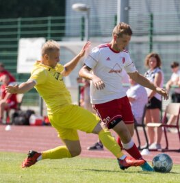 Optimistisch an erste Aufgaben - Nach der Pokalniederlage gegen Heidenau will es der TSV Flöha, hier mit Tommy Möbius am Ball, diesmal besser machen.