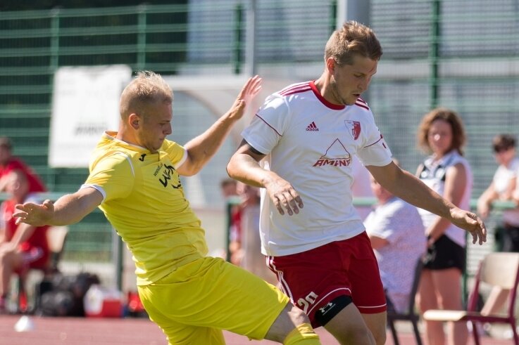 Optimistisch an erste Aufgaben - Nach der Pokalniederlage gegen Heidenau will es der TSV Flöha, hier mit Tommy Möbius am Ball, diesmal besser machen.