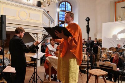 Oratorium in Zschorlauer Kirche mit Bassgitarre und Schlagzeug - Das Pop-Oratorium "Emmaus" ist am Samstagabend in der Zschorlauer Kirche aufgeführt worden. In der Rolle des Jesus war Tobias Menz zu erleben.