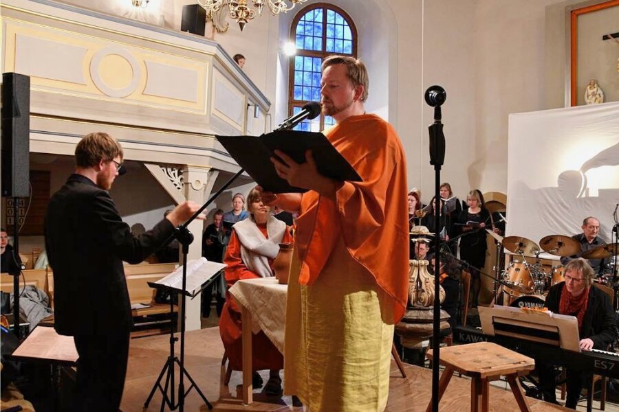 Oratorium in Zschorlauer Kirche mit Bassgitarre und Schlagzeug - Das Pop-Oratorium "Emmaus" ist am Samstagabend in der Zschorlauer Kirche aufgeführt worden. In der Rolle des Jesus war Tobias Menz zu erleben.